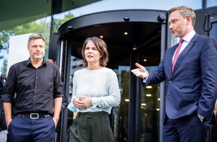 Annalena Baerbock mit Robert Habeck (Bündnis 90/Die Grünen) und Christian Lindner (FDP) / dpa 