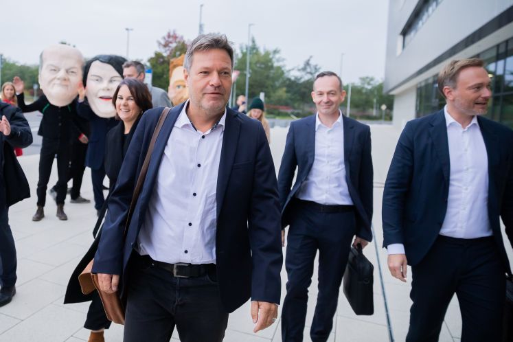 Robert Habeck, Annalena Baerbock (Bündnis 90/die Grünen), Volker Wissing und Christian Lindner (FDP) am Tagungsort für die Sondierung / dpa