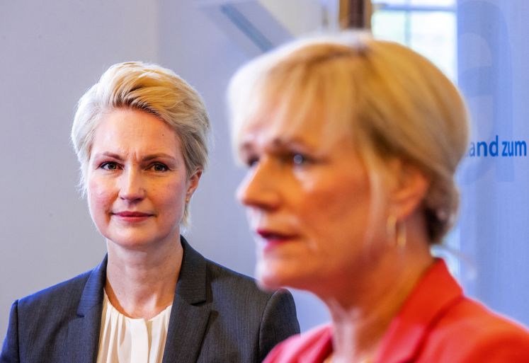 Manuela Schwesig und Simone Oldenburg
