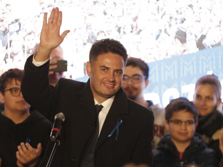 Péter Márki-Zay winkt bei einer Rede dem Publikum zu