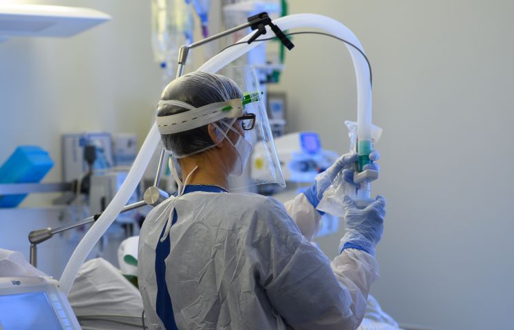 Arzthelfer mit Beatmungsschlauch