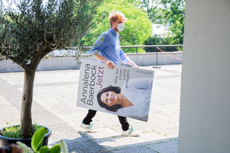 Baerbock-Plakat wird weggetragen