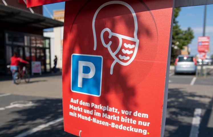 Schild auf einem Supermarkt-Parkplatz