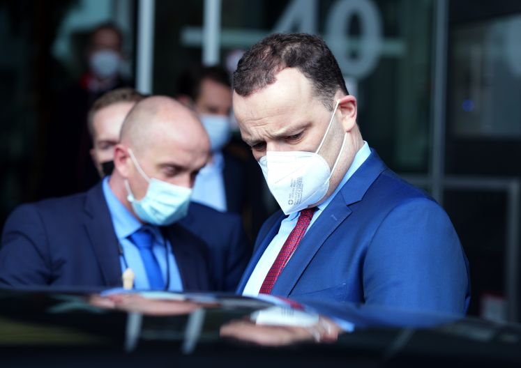 Jens Spahn, (r., CDU) geschäftsführender Bundesgesundheitsminister, steigt mit Mund-Nasen-Schutz in ein Fahrzeug nach einer Pressekonferenz u.a. zu Auffrischungs-Impfungen gegen Corona, in der Bundespressekonferenz.