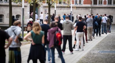 Schlange vor Wahllokal