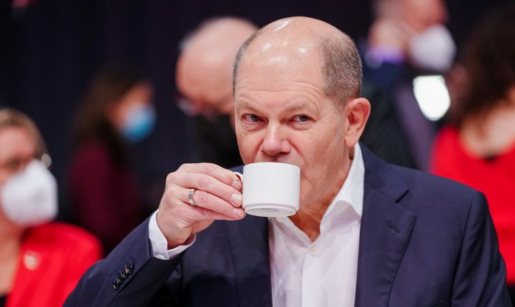 Bundeskanzler Olaf Scholz (SPD) trinkt aus einer Tasse