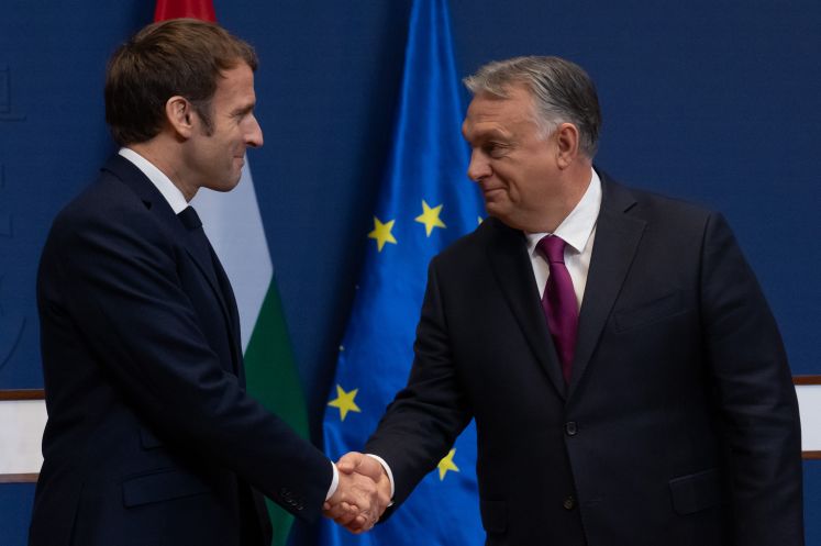 Macron und Orban schütteln sich die Hand