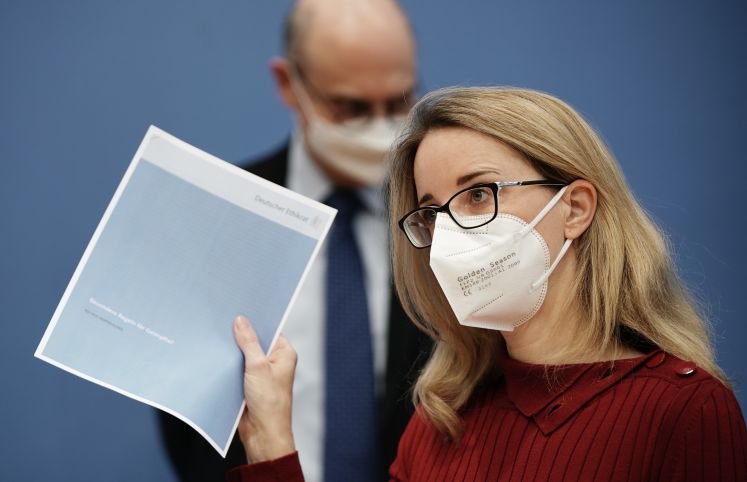 Alena Buyx, Vorsitzende Deutscher Ethikrat, zeigt vor Volker Lipp, Stellvertretender Vorsitzender des Deutschen Ethikrates, die Empfehlungen des Rats vor einet Pressekonferenz zum Thema „Sonderregelungen für Geimpfte?“