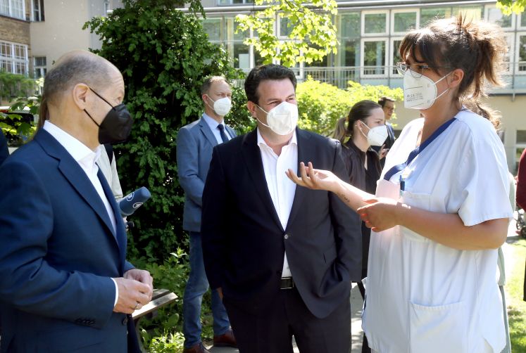 Olaf Scholz, Hubertus Heil, Krankenpflegerin
