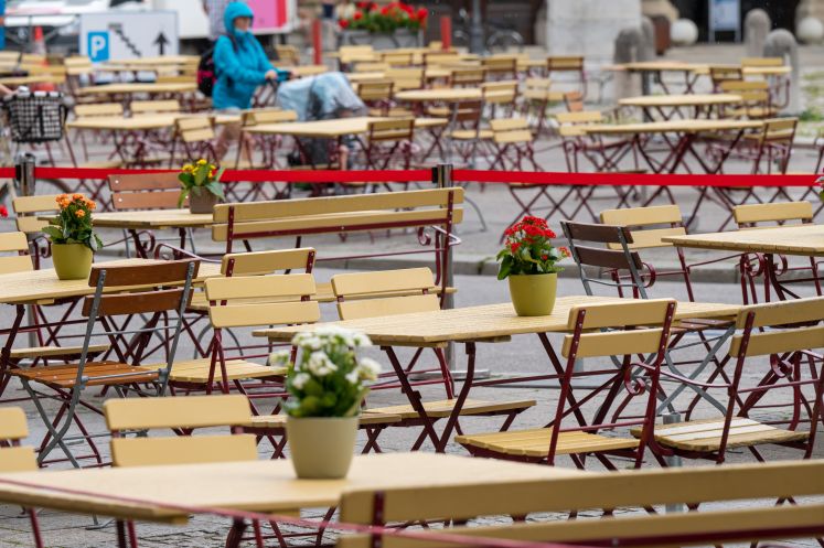 Leeres Straßencafé