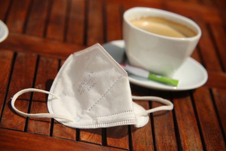 FFP2-Maske und Kaffeetasse