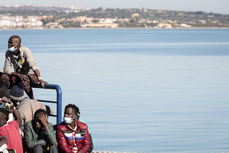 Flüchtlinge in einem italienischen Hafen