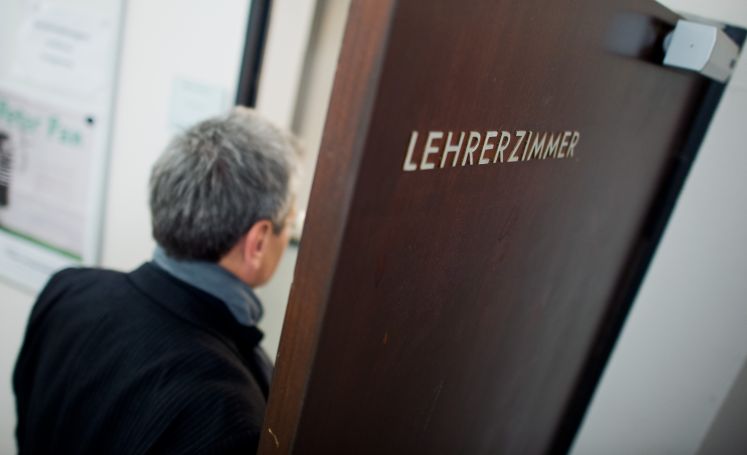 Lehrer betritt Lehrerzimmer