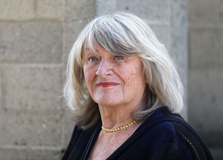 Alice Schwarzer, Journalistin, Publizistin und Gründerin, sowie Herausgeberin der Frauenzeitschrift Emma steht im Frauenmuseum in Köln. 