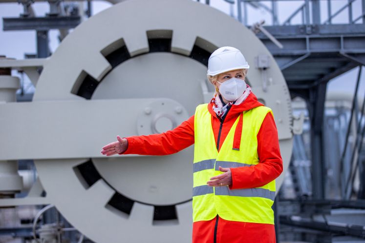 Manuela Schwesig (SPD) besichtigt 2021 mit dem russischen Botschafter in Berlin die Gasanlandestation von Nord Stream 2