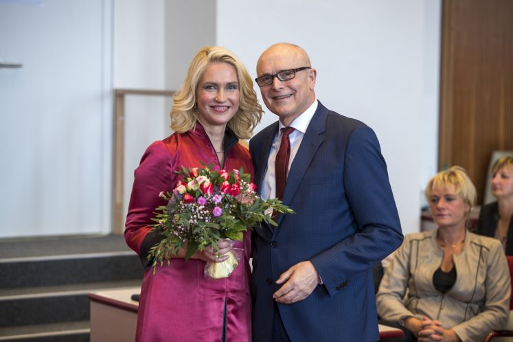 Die Ministerpräsidentin von Mecklenburg-Vorpommern, Manuela Schwesig (SPD), wird am 04.07.2017 ihrem Vorgänger, dem früheren Ministerpräsident von Mecklenburg-Vorpommern, Erwin Sellering (SPD), im Plenarsaal im Schloss in Schwerin (Mecklenburg-Vorpommern) nach ihrer Wahl beglückwünscht. 