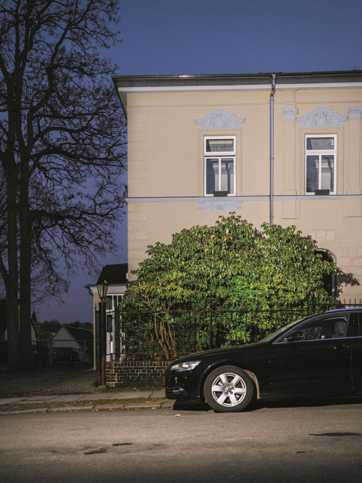 Ein Auto parkt vor einem Haus am Kaßberg