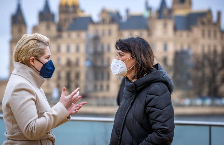 Manuela Schwesig und Jacqueline Bernhardt im Gespräch