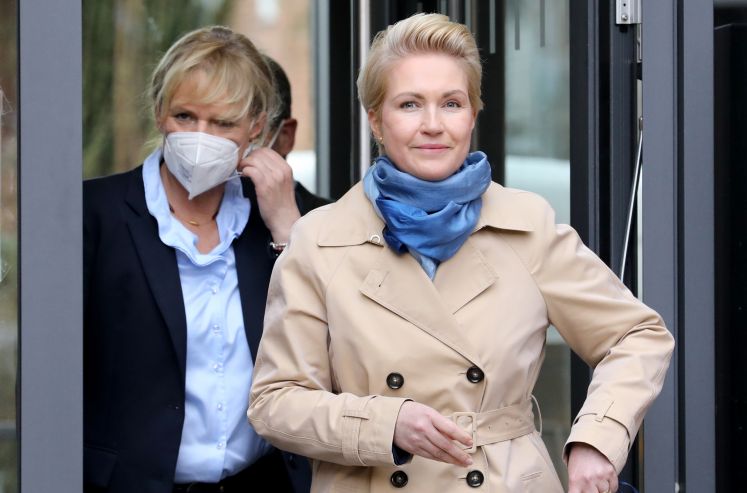 eschreibung Simone Oldenburg (Linke, l), stellvertretende Ministerpräsidentin, und Manuela Schwesig (SPD), Ministerpräsidentin von Mecklenburg-Vorpommern, gehen nach einer Klausurtagung der Landesregierung zu einem Pressetermin.