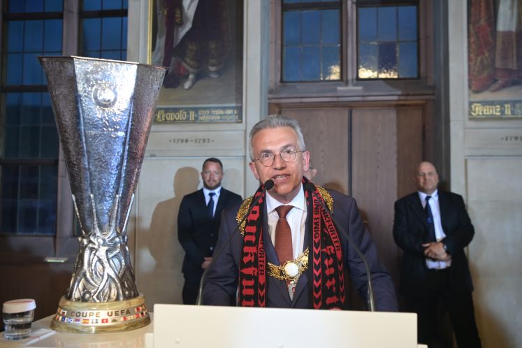 Peter Feldmann mit Pokal