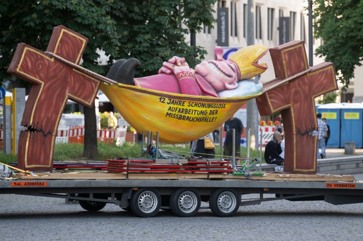 Skulptur mit schlafendem Priester