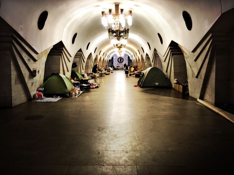 Zelte im Korridor einer U-Bahn-Station