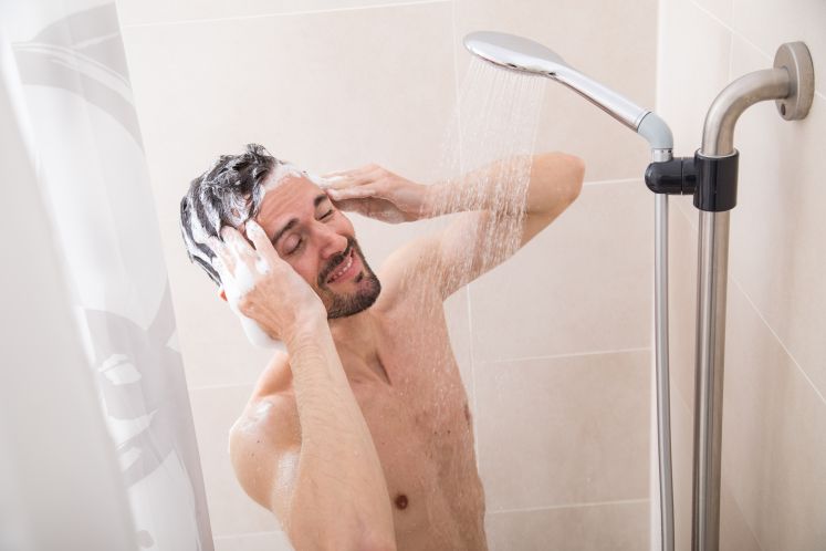 Mann unter der Dusche