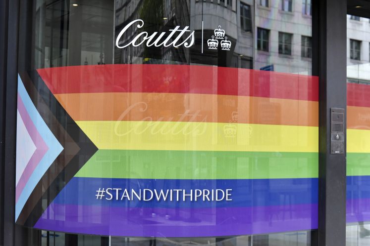 Regenbogenfahne am Gebäude der britischen Privatbank Coutts & Co