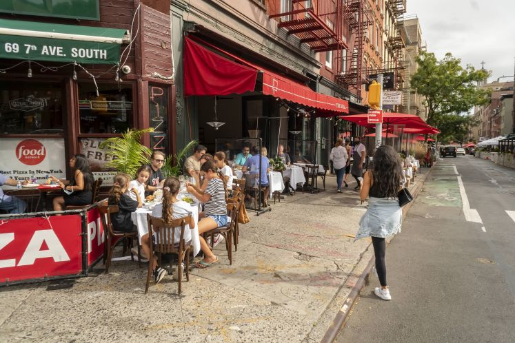 Szene vor einem Lokal in Greenwich Village