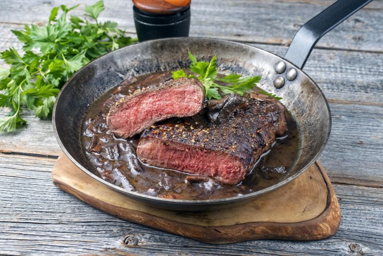 Dry-Aged Pferdelende mit Champignons und Zwiebeln in Rotweinjus
