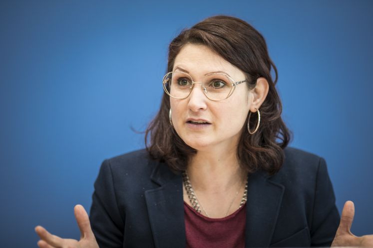 Ferda Ataman, aufgenommen waehrend einer Pressekonferenz.