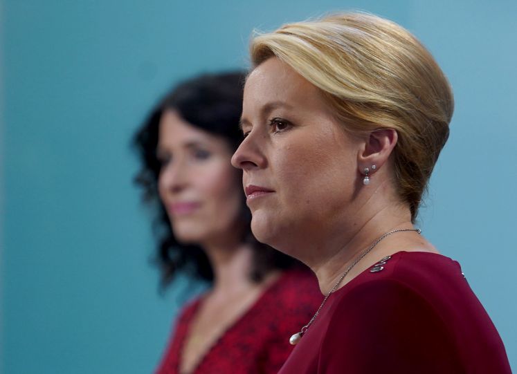 Franziska Giffey mit der Berliner Grünen-Spitzenkandidatin Bettina Jarasch im Hintergrund