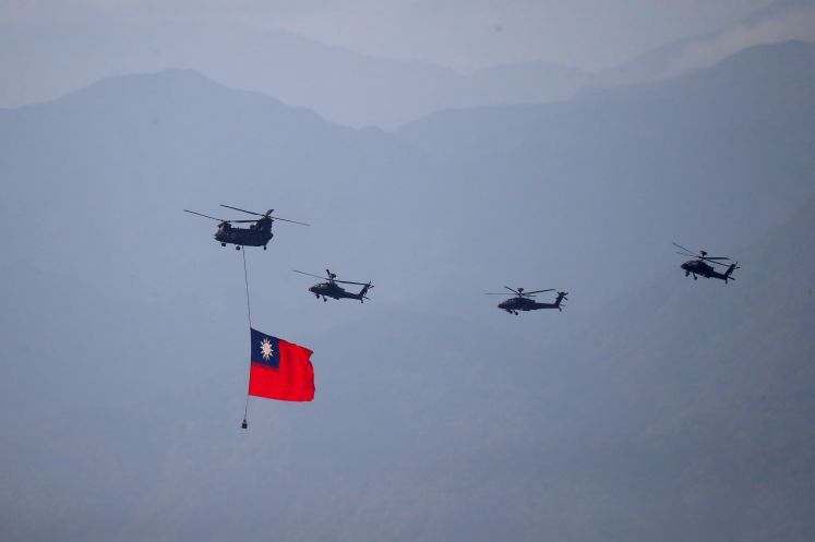 Flugmanöver von Militärhubschraubern vor den Feierlichkeiten zum taiwanesischen Nationalfeiertag am 10. Oktober 2021