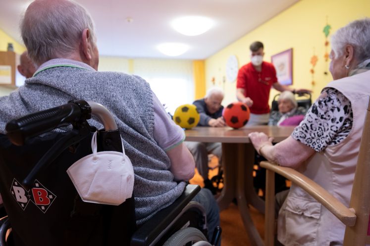 Senioren in einem Pflegeheim