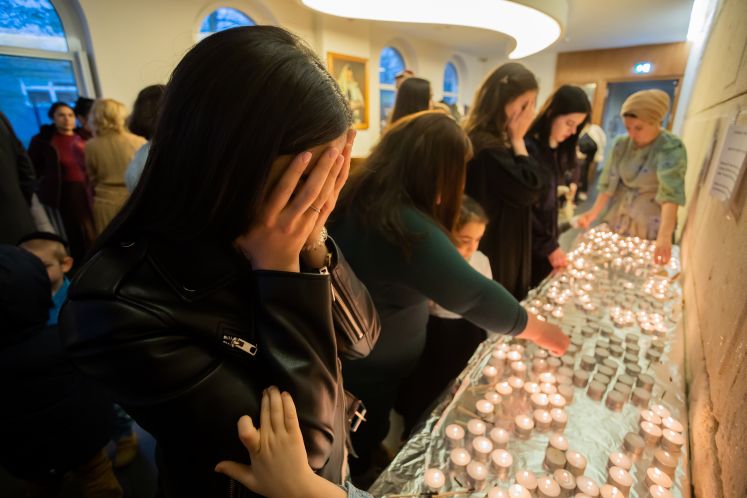 Gläubige beten zu Beginn des Pessach-Fests im Jüdischen Bildungszentrum Chabad Lubawitsch Berlin