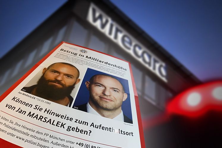 Fahndungsplakat mit zwei Fotos von Ex-Wirecard-Vorstand Jan Marsalek