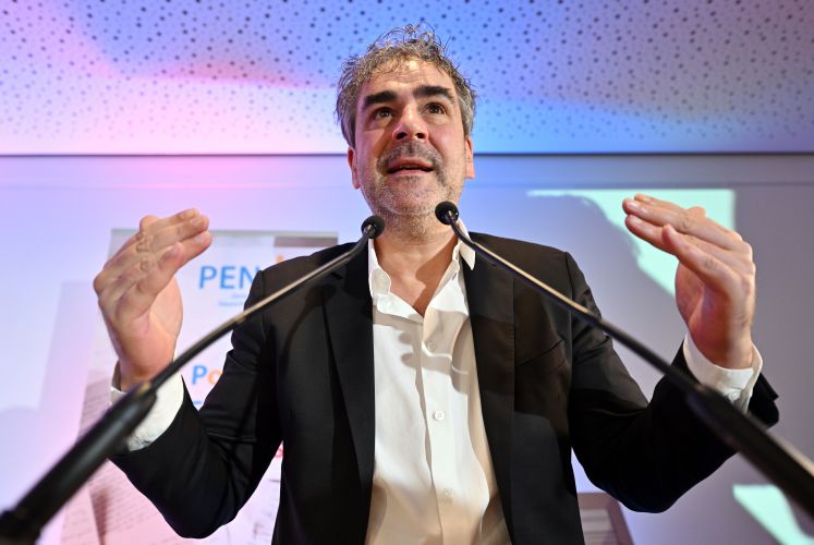 Deniz Yücel gestikuliert