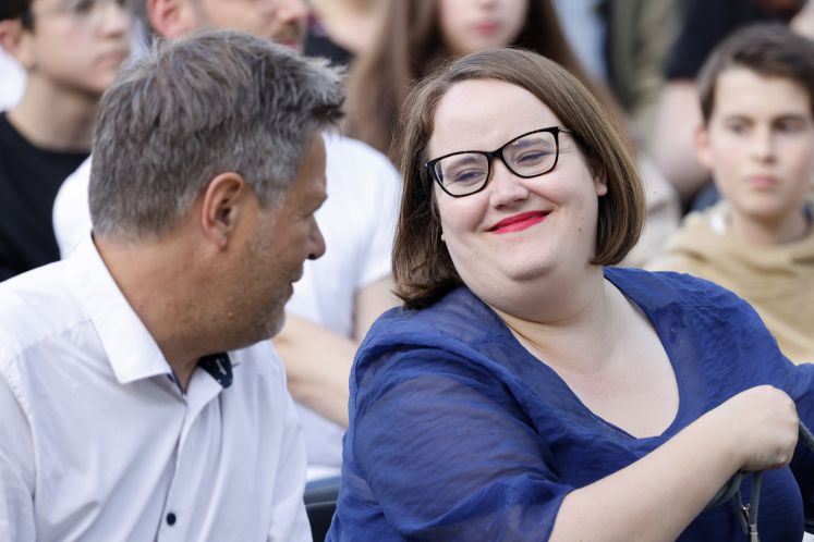 Ricarda Lang lächelt Robert Habeck zu 