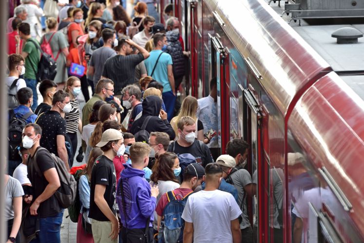 Gedränge am Bahnsteig 