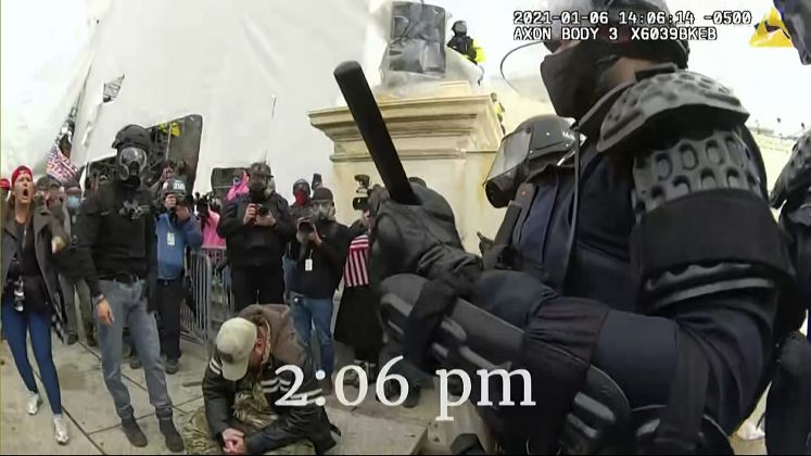 Polizist in Montur beim sogenannten Sturm auf das Kapitol 