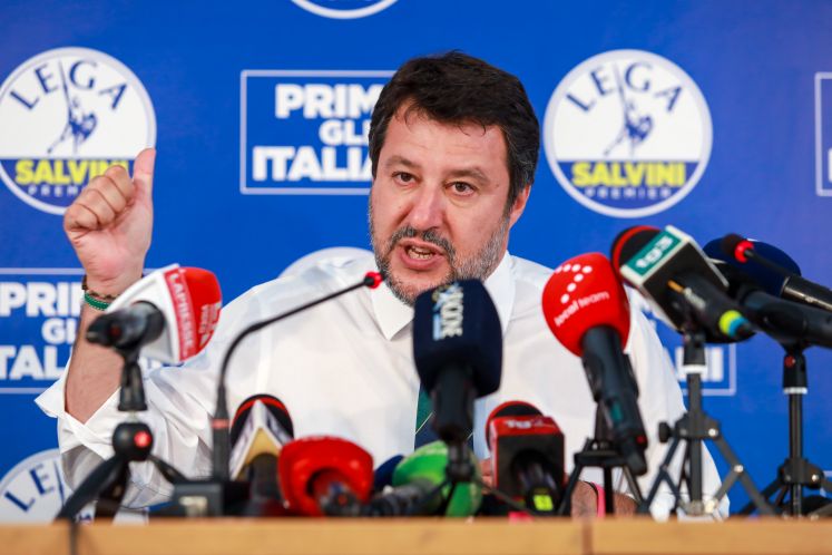 Matteo Salvini gestikuliert erregt bei einer Pressekonferenz