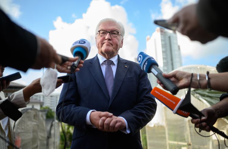 Bundespräsident Frank-Walter Steinmeier äußert sich bei seinem letzten Termin, dem Besuch des Stadtgartens City Sprouts, gegenüber Medienvertretern zu seiner Reise nach Singapur. 