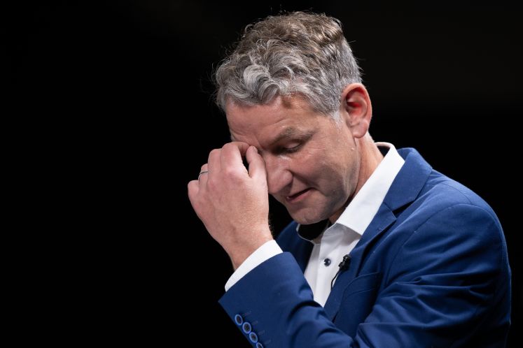 Björn Höcke, Fraktionsvorsitzender der AfD im Thüringer Landtag, steht auf dem Bundesparteitag der AfD in der Sachsenarena in einem TV-Studio. 