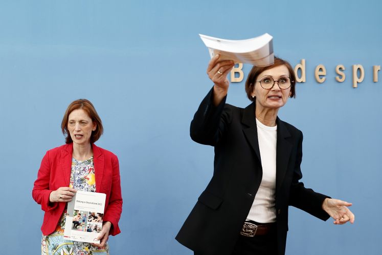 Karin Prien (l, CDU), Präsidentin der Kultusministerkonferenz, und Bettina Stark-Watzinger (FDP),Bildungsministerin