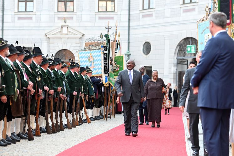 Der bayerische Ministerpräsident Markus Söder begrüßt Südafrikas Staatschef Cyril Ramaphosa / dpa