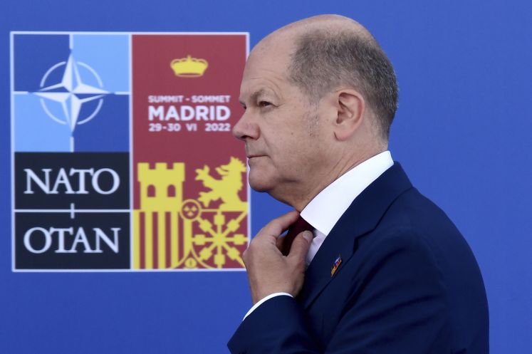 Der deutsche Bundeskanzler Olaf Scholz trifft zum Gipfel der Nato-Staatschefs in Madrid ein