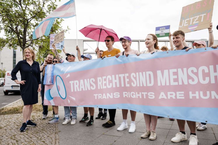 Familienministerin Lisa Paus zusammen mit Aktivisten vor der Bundespressekonferenz
