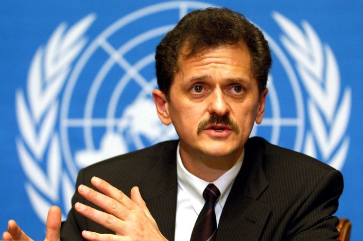 Klaus Stöhr vor einer WHO-Banner 2004