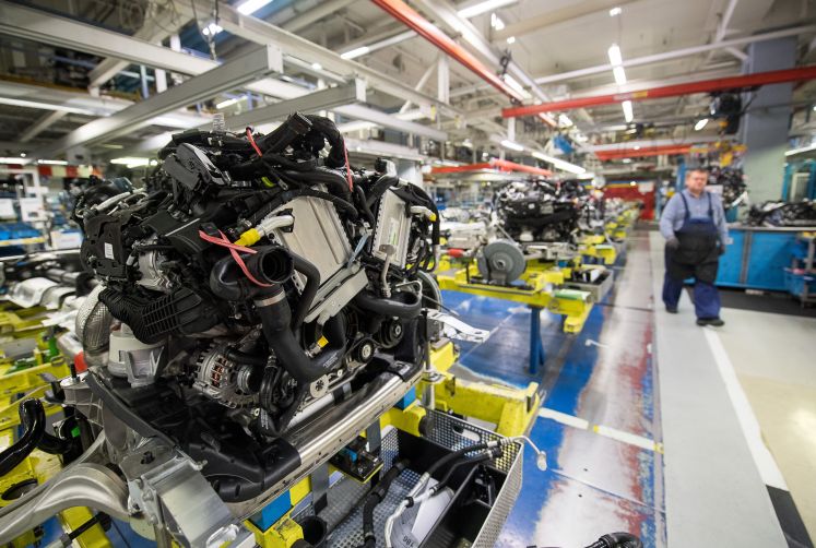 Motorblock einer S-Klasse im Mercedes-Werk in Sindelfingen