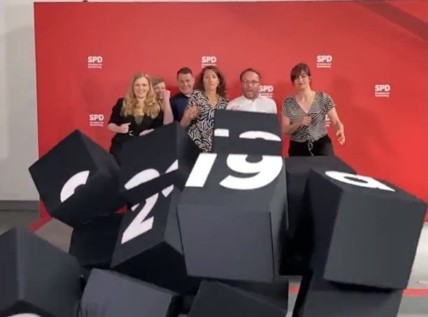 SPD-Parteimitglieder treten Blöcke mit Aufschrift §219a ein